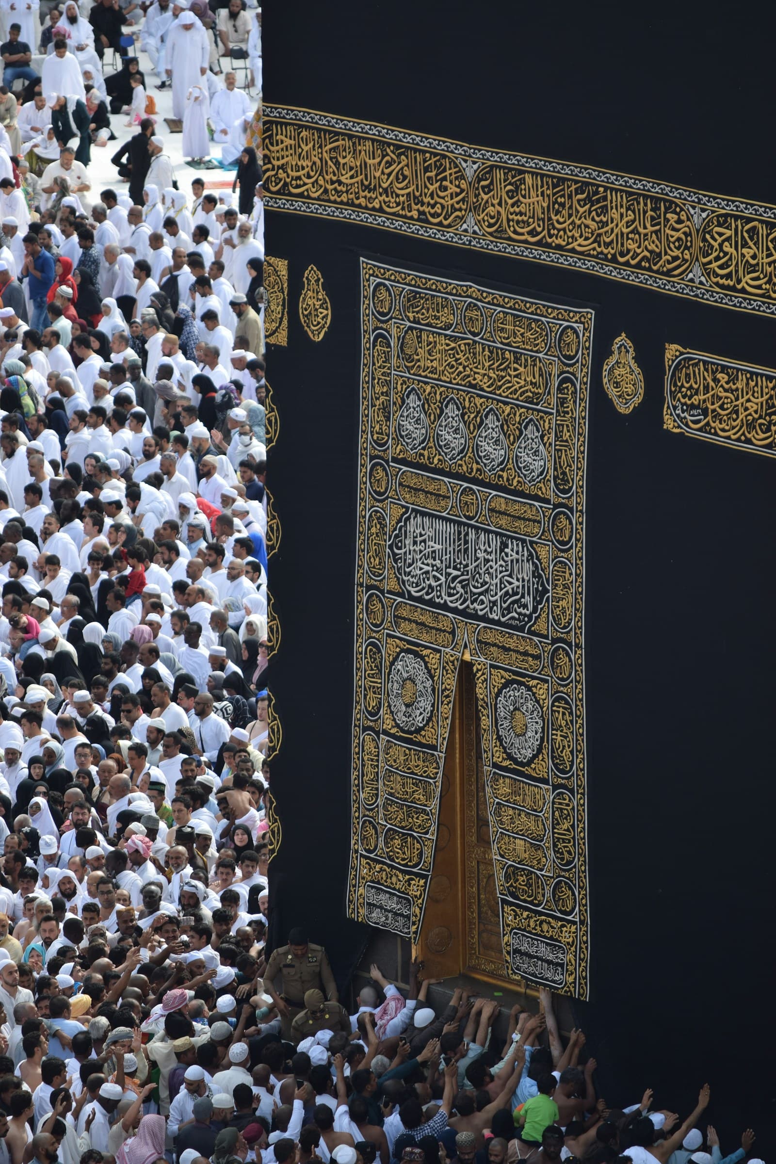 The Kaaba and pilgrims in the courtyard of Masjid al-Haram.